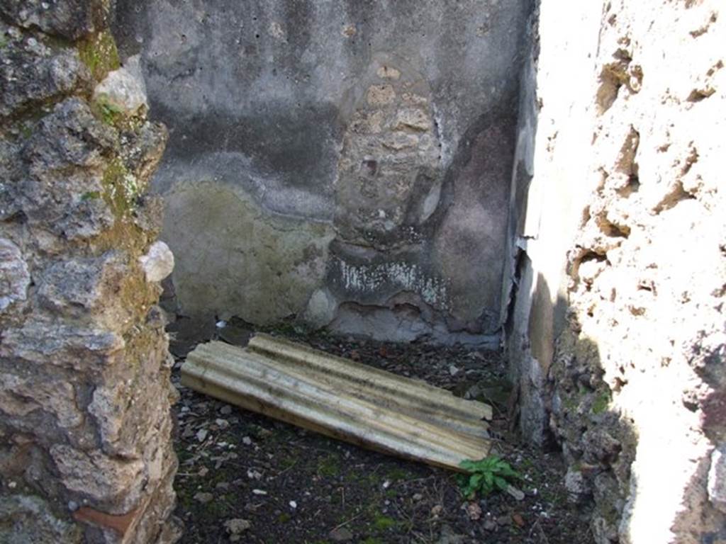 V.4.9 Pompeii.  March 2009.  Doorway to other small room.