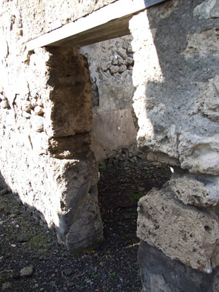 V.4.10 Pompeii. March 2009. Doorway to cubiculum on north side of entrance fauces/corridor.
