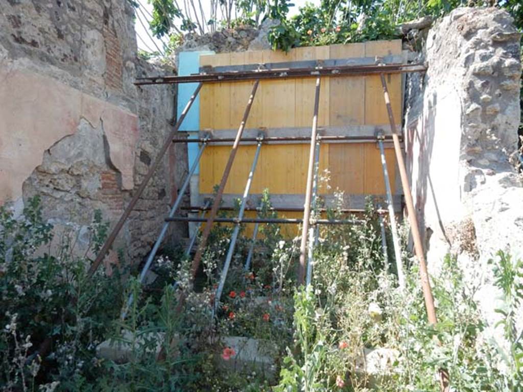 V.4.13 Pompeii. May 2017. Triclinium R, north-west corner and north wall, behind hoarding. Photo courtesy of Buzz Ferebee.