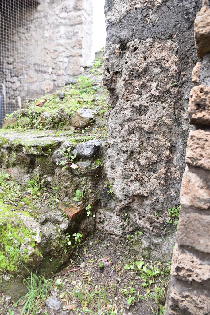 V.4.a Pompeii. March 2018. Room ‘o’, detail of pilaster/wall on east side of steps.
Foto Annette Haug, ERC Grant 681269 DÉCOR.