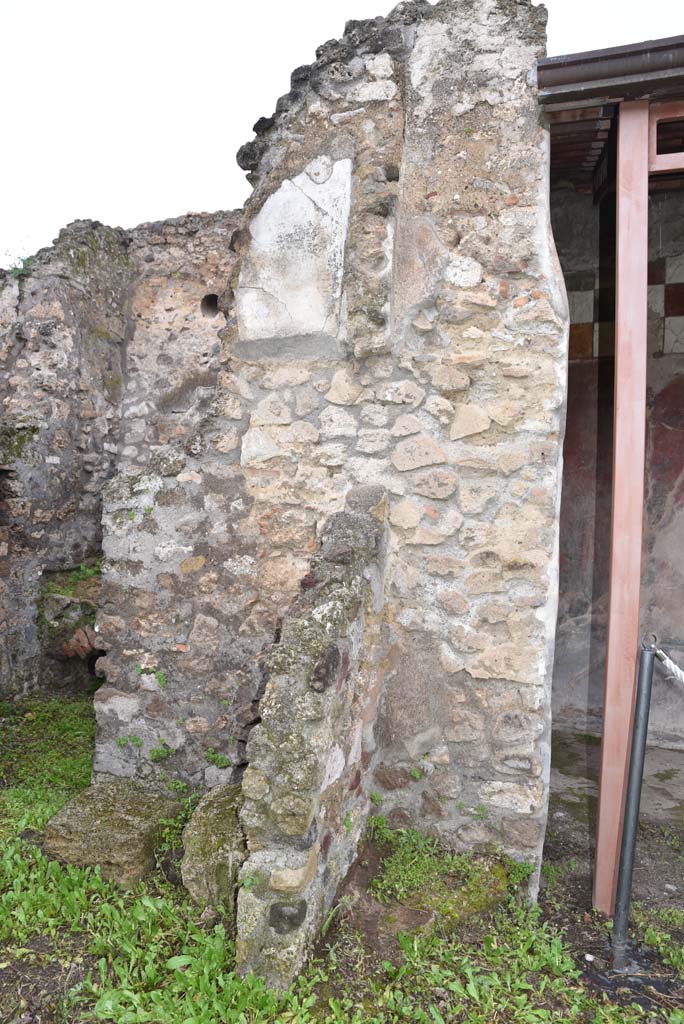 V.4.a Pompeii. March 2018. 
Room ‘p’, looking towards north wall in north-east corner, on left, and part of garden area, on right.
Foto Annette Haug, ERC Grant 681269 DÉCOR.
