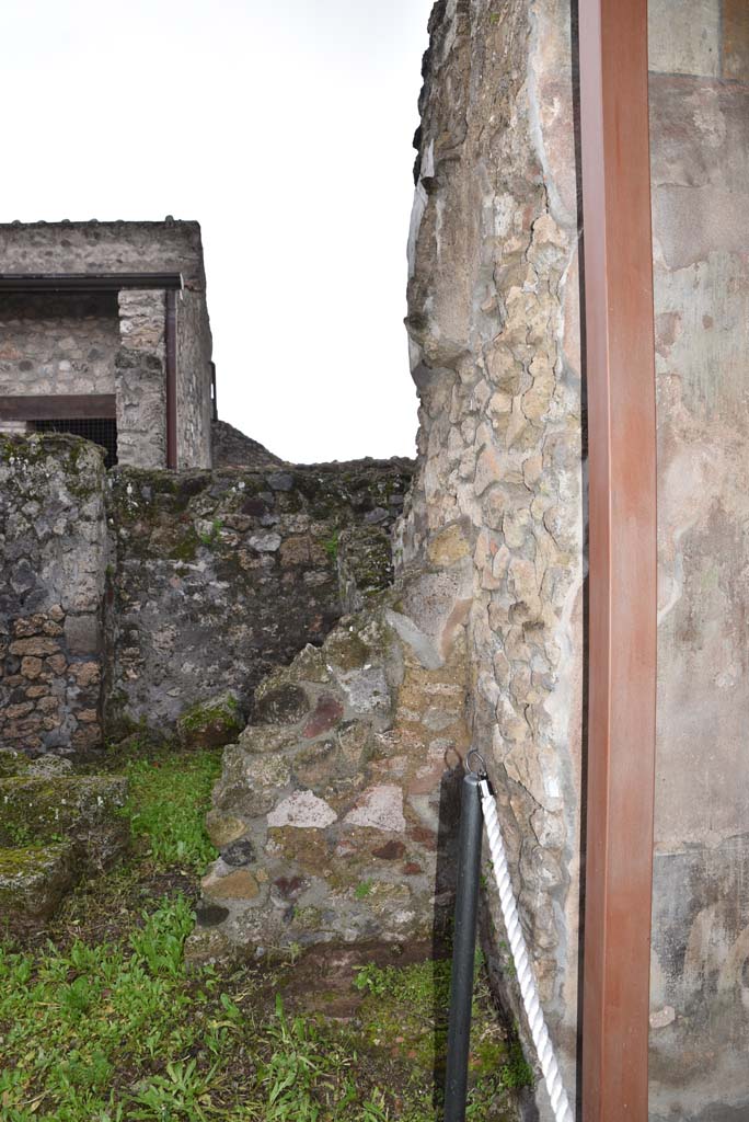 V.4.a Pompeii. March 2018. Room ‘p’, looking west towards wall separating ‘p’, from garden area.
Foto Annette Haug, ERC Grant 681269 DÉCOR.