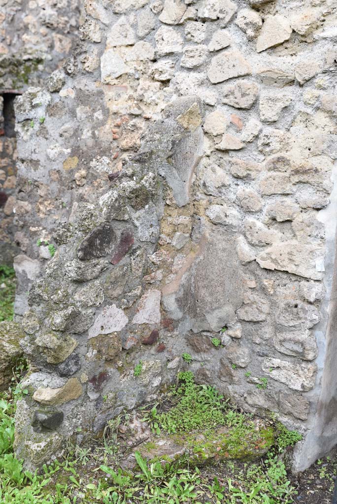 V.4.a Pompeii. March 2018. Room ‘p’, remaining flooring at base of wall.
Foto Annette Haug, ERC Grant 681269 DÉCOR.