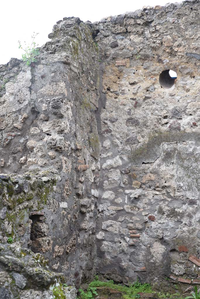 V.4.a Pompeii. March 2018. Room ‘q’, upper north-west corner above hearth.
Foto Annette Haug, ERC Grant 681269 DÉCOR.