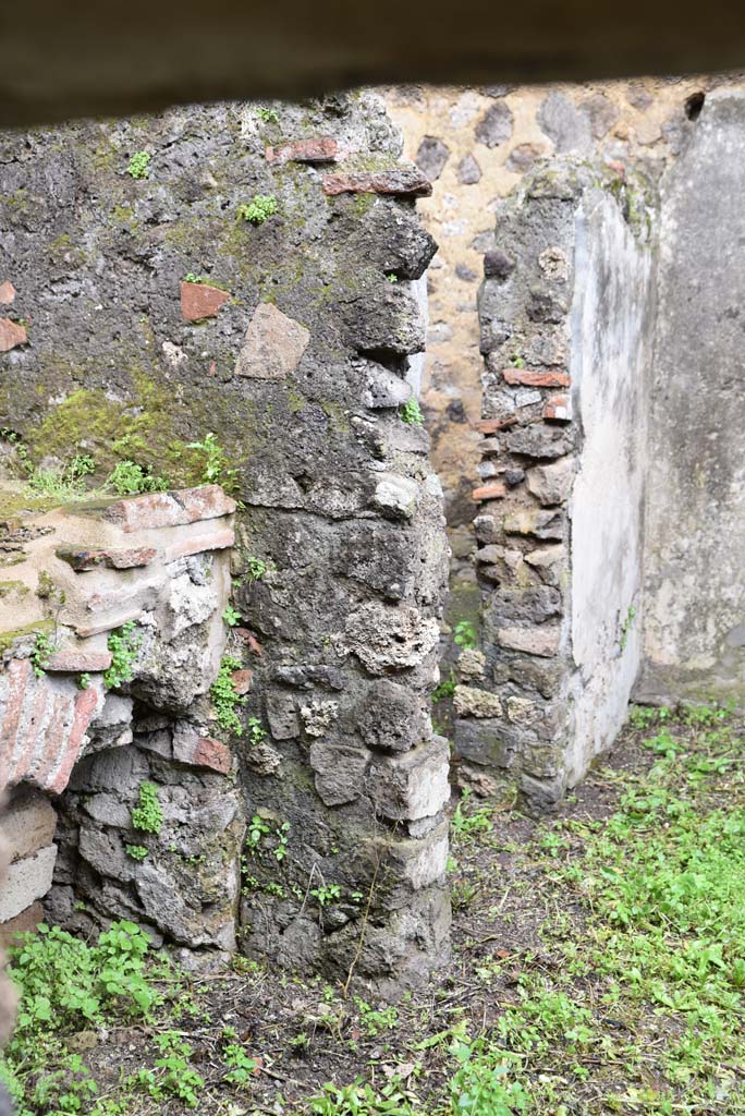 V.4.a Pompeii. March 2018. Room ‘r’, doorway to latrine in kitchen area.  
Foto Annette Haug, ERC Grant 681269 DÉCOR.