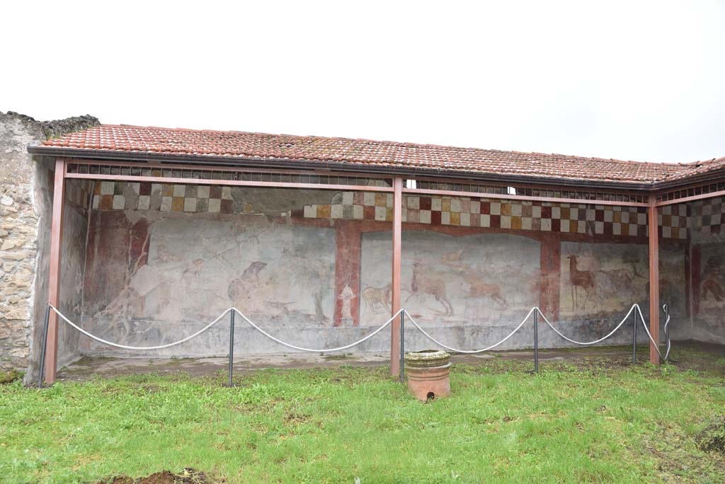 V.4.a Pompeii. March 2018. Room ‘l’ (L), looking towards north wall of garden area.      
Foto Annette Haug, ERC Grant 681269 DÉCOR