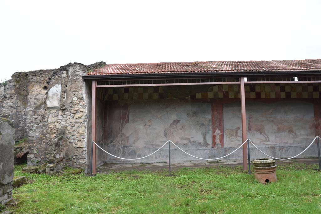 V.4.a Pompeii. March 2018. Room ‘l’ (L), looking towards north-west corner of garden fresco, with kitchen/latrine, on left.      
Foto Annette Haug, ERC Grant 681269 DÉCOR