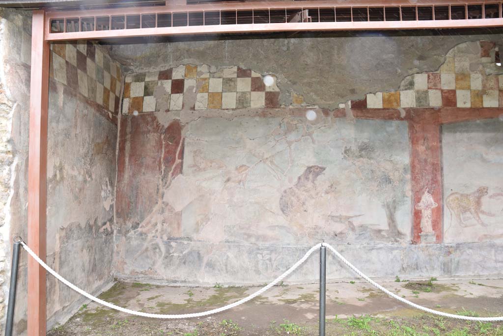 V.4.a Pompeii. March 2018. Room ‘l’ (L), looking towards north-west corner of garden area.      
Foto Annette Haug, ERC Grant 681269 DÉCOR