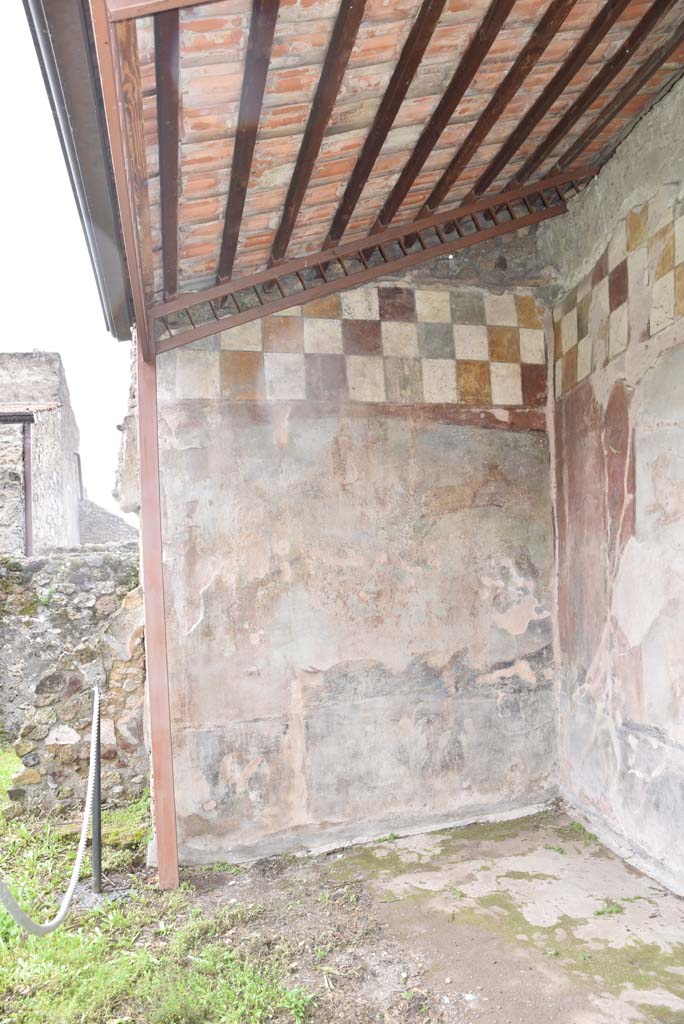 V.4.a Pompeii. March 2018. Room ‘l’ (L), looking towards west wall in north-west corner.       
Foto Annette Haug, ERC Grant 681269 DÉCOR
