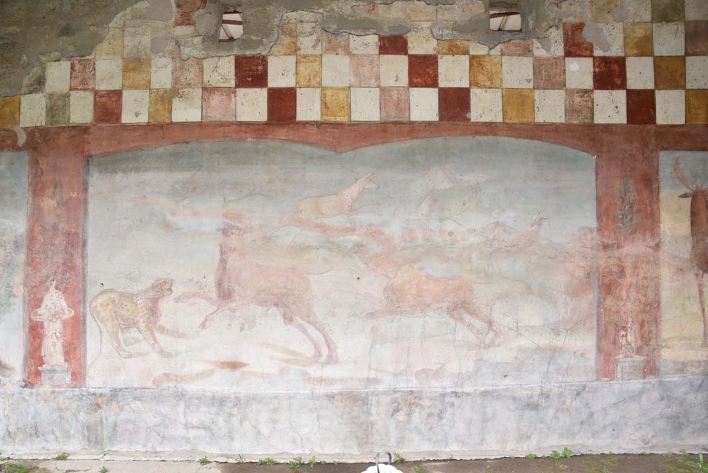 V.4.a Pompeii. March 2018. Room ‘l’ (L), painted panel on north wall of garden area.       
Foto Annette Haug, ERC Grant 681269 DÉCOR