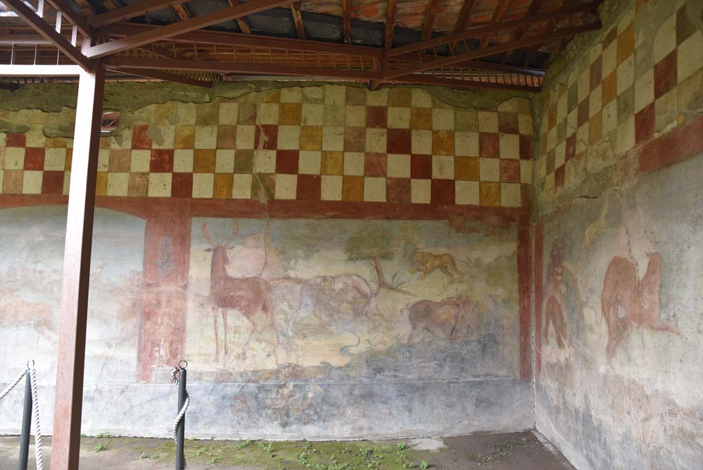 V.4.a Pompeii. March 2018. Room ‘l’ (L), looking towards painted panel on north wall at east end in north-east corner.      
Foto Annette Haug, ERC Grant 681269 DÉCOR