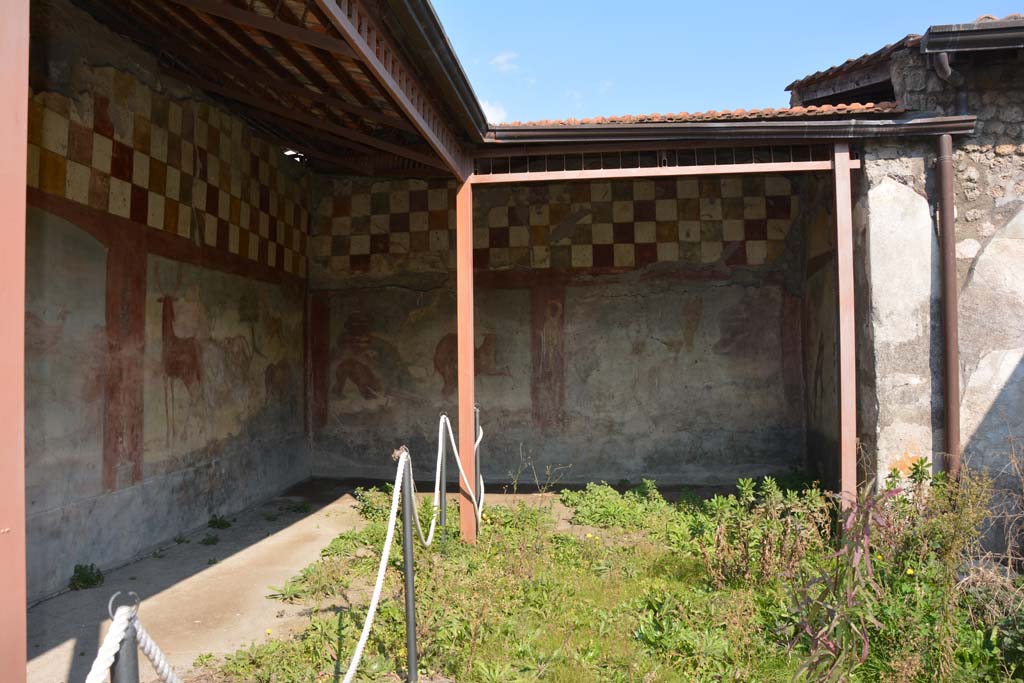 V.4.a Pompeii. March 2019. Room ‘l’ (L), looking towards north-east corner and east wall.      
Foto Annette Haug, ERC Grant 681269 DÉCOR