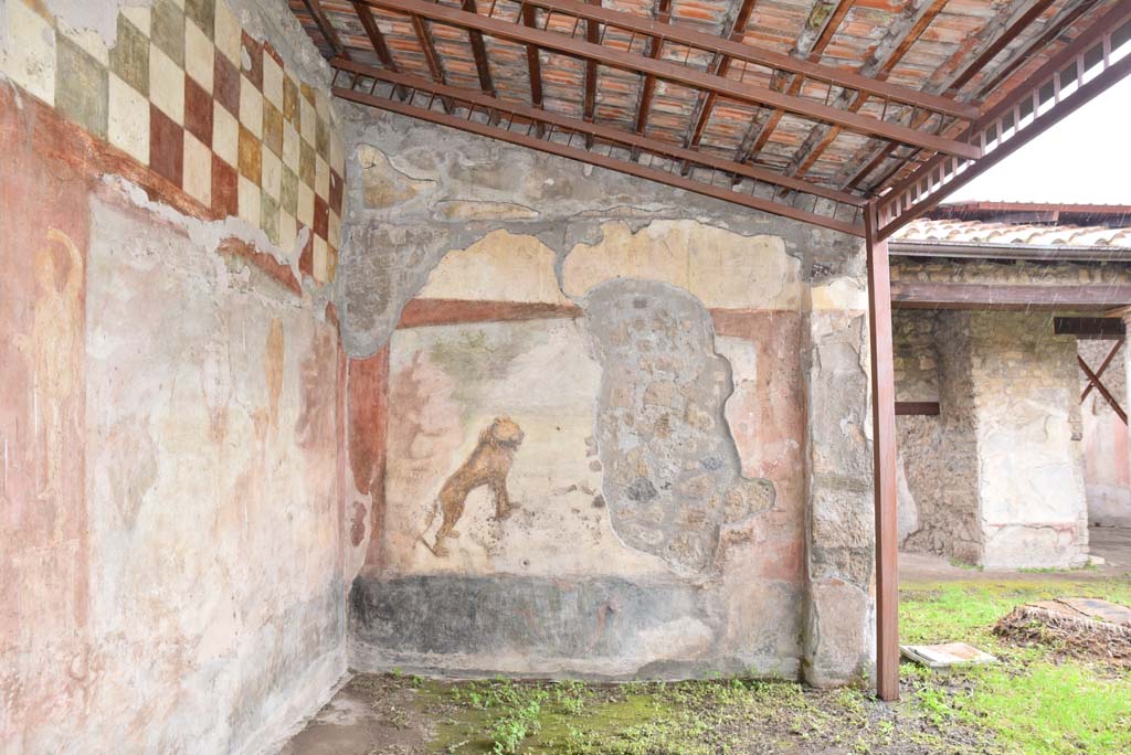 V.4.a Pompeii. March 2018. Room ‘l’ (L), south wall of garden area, with rooms from south portico, on right.      
Foto Annette Haug, ERC Grant 681269 DÉCOR