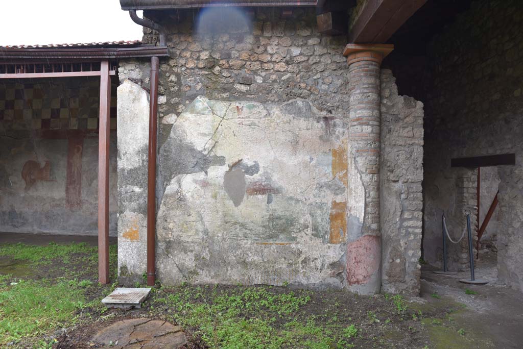 V.4.a Pompeii. March 2018. 
Room ‘l’ (L), looking towards east wall in south-east corner of garden, with corridor to V.4.11, on right.      
Foto Annette Haug, ERC Grant 681269 DÉCOR