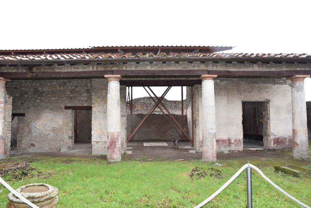 V.4.a Pompeii. March 2018. 
Room ‘l’ (L), looking towards south portico, with doorways to rooms ‘v, on left, ‘u’, ‘t’ and ‘s’, on right.     
Foto Annette Haug, ERC Grant 681269 DÉCOR