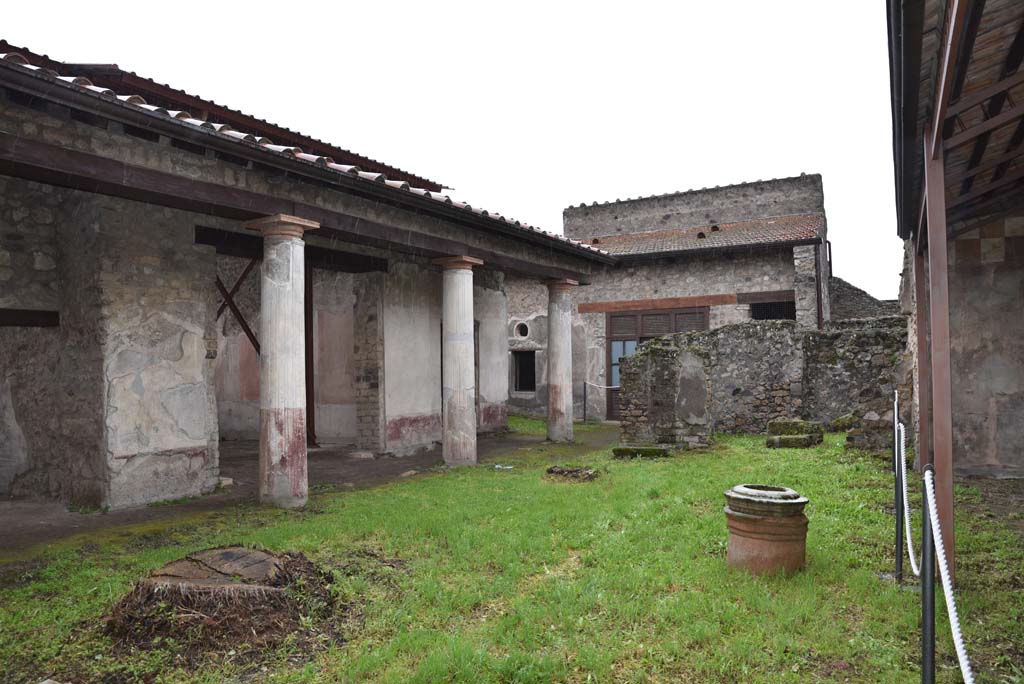 V.4.a Pompeii. March 2018. Room ‘l’ (L), looking south-west across garden area towards south portico.    
Foto Annette Haug, ERC Grant 681269 DÉCOR
