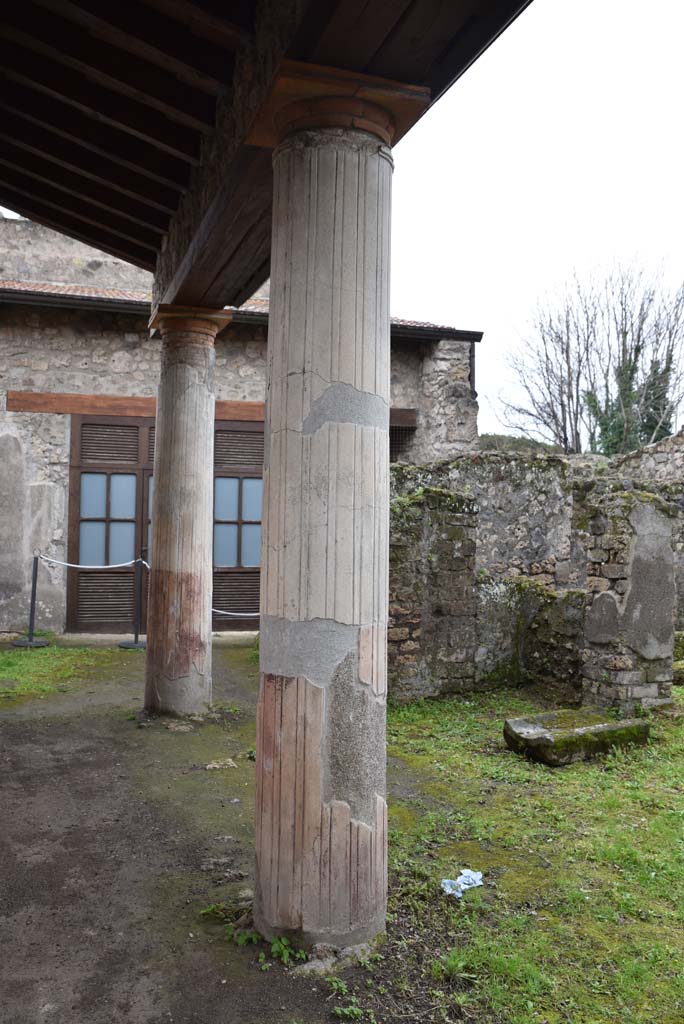 V.4.a Pompeii. March 2018. Room ‘l’ (L), two columns at west end of south portico in garden area.      
Foto Annette Haug, ERC Grant 681269 DÉCOR