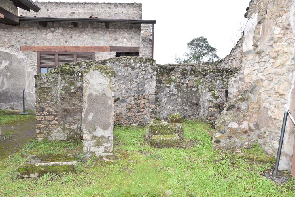 V.4.a Pompeii. March 2018. Room ‘l’ (L), looking west from garden towards ‘services’ area, kitchen, latrine, etc.      
Foto Annette Haug, ERC Grant 681269 DÉCOR