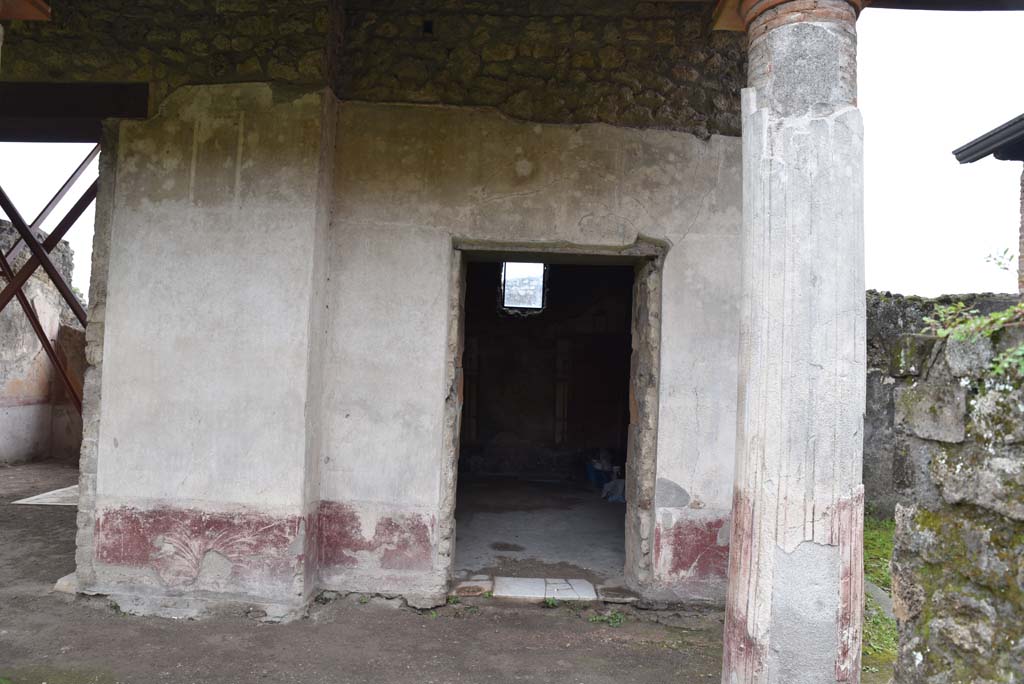 V.4.a Pompeii. March 2018. Room ‘s’, doorway to summer triclinium on south side of garden area. 
Foto Annette Haug, ERC Grant 681269 DÉCOR.