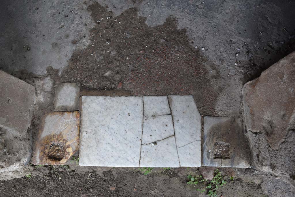 V.4.a Pompeii. March 2018. Room ‘s’, detail of threshold of doorway.
Foto Annette Haug, ERC Grant 681269 DÉCOR.