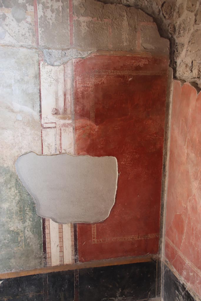 V.4.a Pompeii. October 2023. 
Room ‘s’, east wall in south-east corner. Photo courtesy of Klaus Heese.