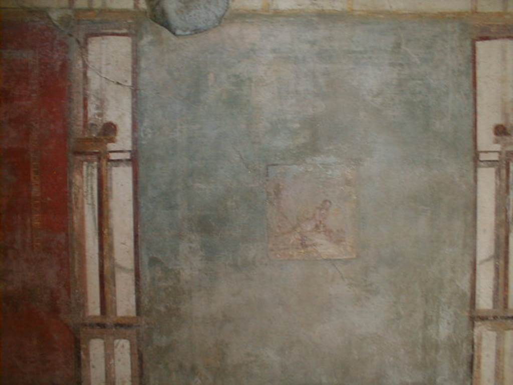 V.4.a Pompeii. September 2004. Summer triclinium, west wall, with painting of Pyramus and Thisbe.  See Nappo, S., 1998. Pompeii: Guide to the lost City. London: Weidenfield and Nicolson. (p. 126).