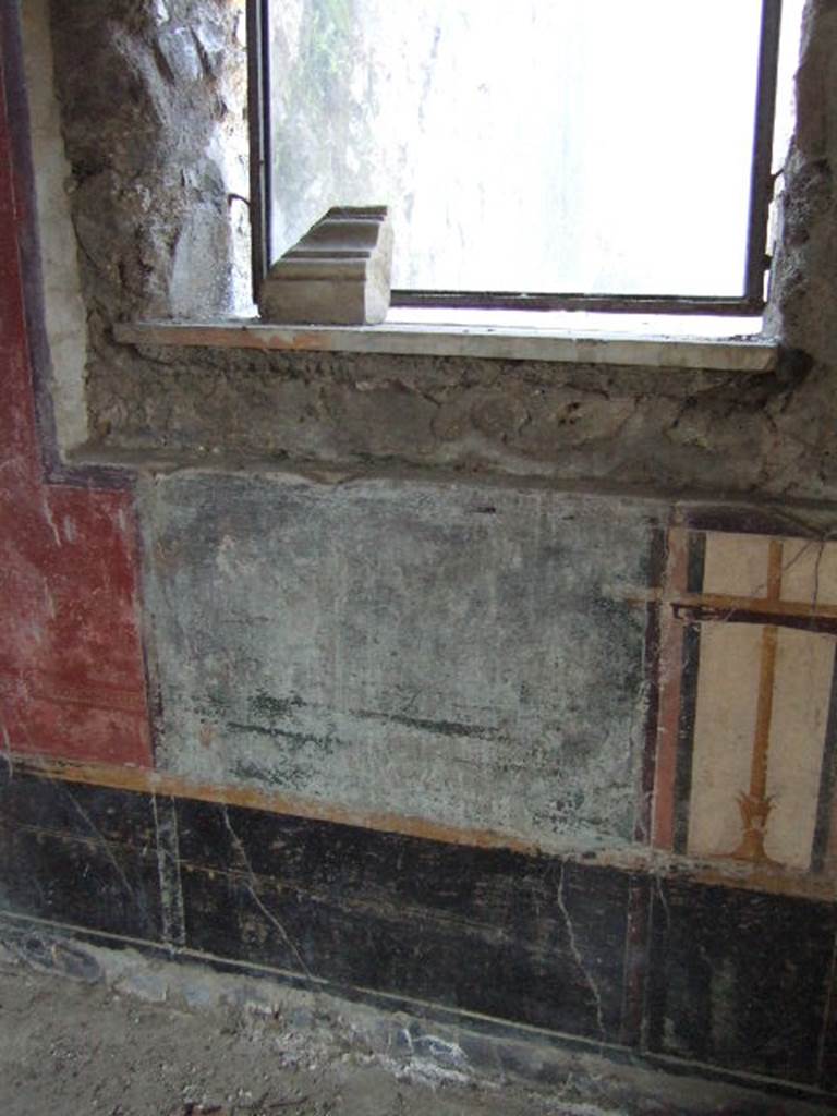 V.4.a Pompeii.  May 2006. Summer triclinium, west wall with window overlooking small garden.