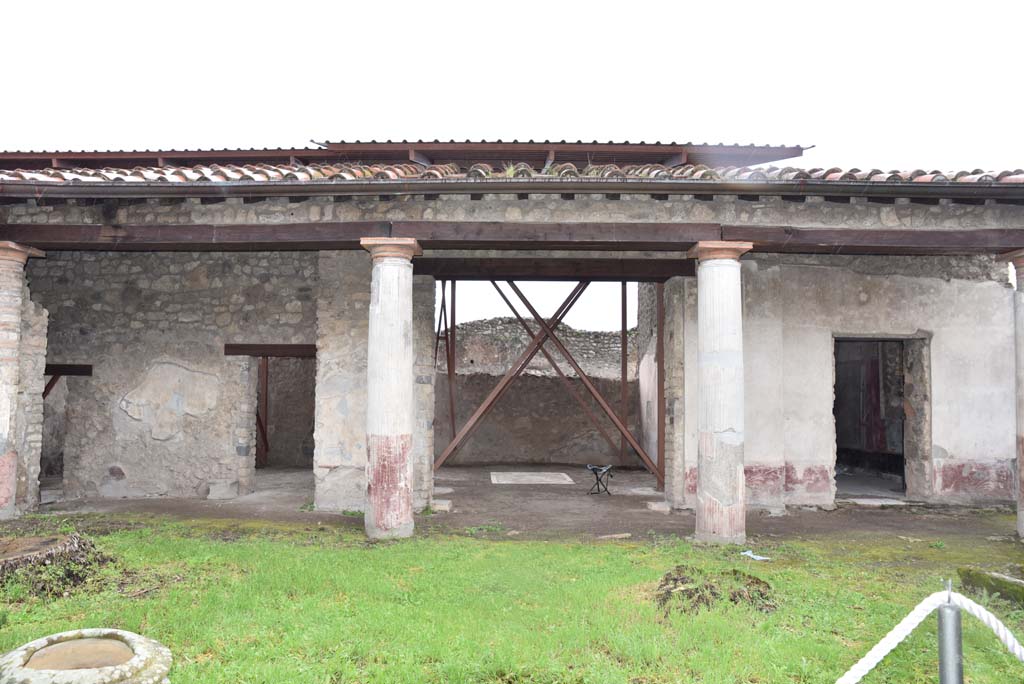 V.4.a Pompeii. March 2018. Room ‘l’ (L), garden area, looking towards south portico and doorway to large exedra ‘t’, in centre.    
Foto Annette Haug, ERC Grant 681269 DÉCOR