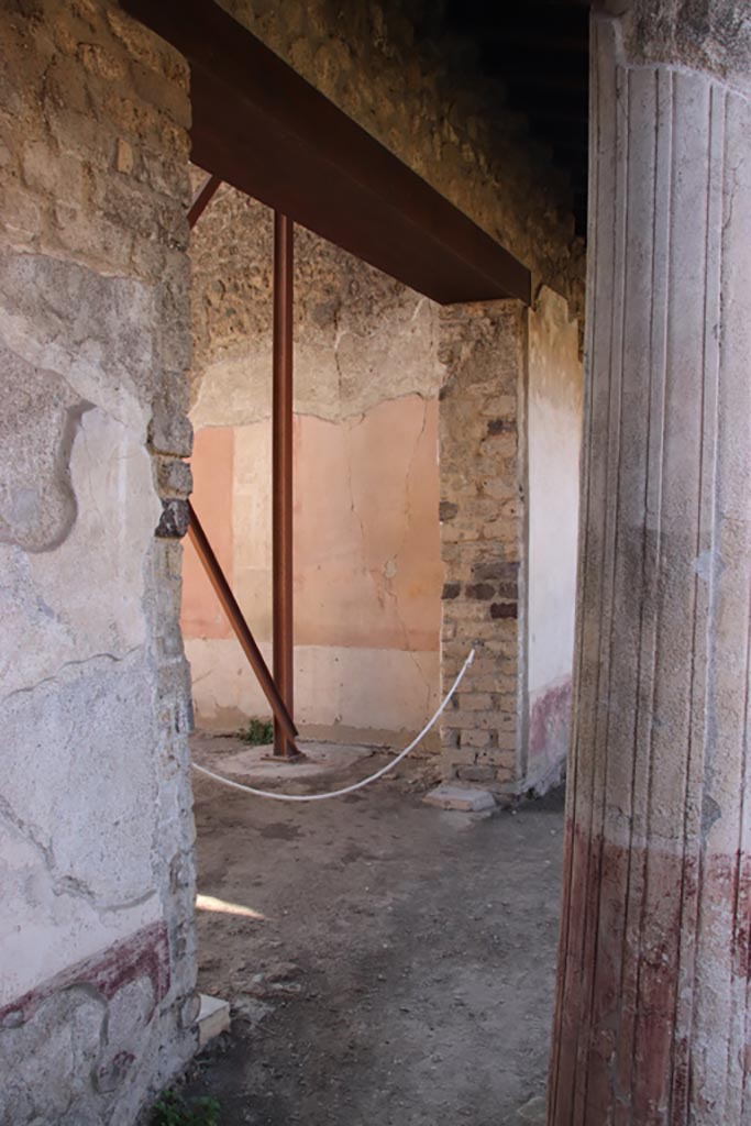 V.4.a Pompeii. October 2023. 
Room ‘t’, looking through doorway from south portico, towards west wall of exedra. 
Photo courtesy of Klaus Heese.