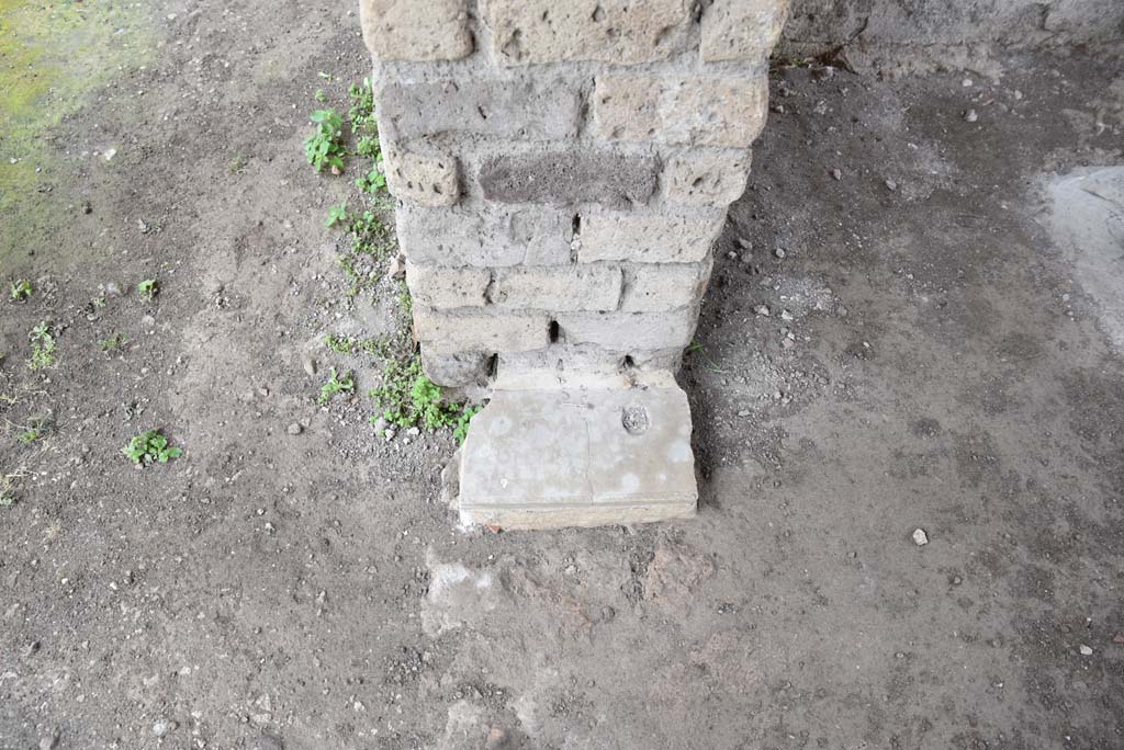 V.4.a Pompeii. March 2018. Room t, looking towards east side (left) of doorway of exedra.
Foto Annette Haug, ERC Grant 681269 DÉCOR.