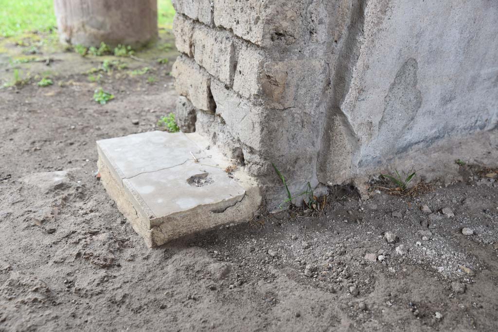 V.4.a Pompeii. March 2018. Room ‘t’, looking north from interior of exedra, towards east side (left), of doorway to portico.
Foto Annette Haug, ERC Grant 681269 DÉCOR.