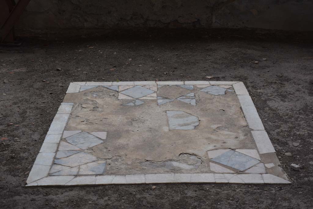 V.4.a Pompeii. March 2018. Room t, central emblema in flooring in exedra.  
Foto Annette Haug, ERC Grant 681269 DÉCOR.