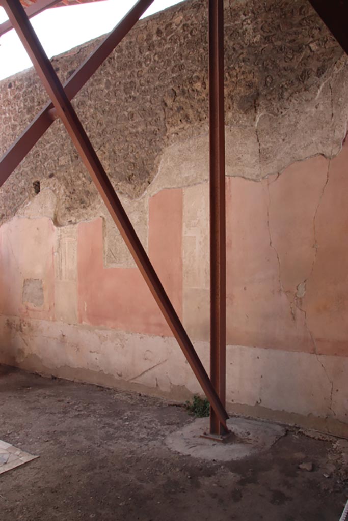 V.4.a Pompeii. October 2023. 
Room ‘t’, looking south along west wall of exedra. Photo courtesy of Klaus Heese.