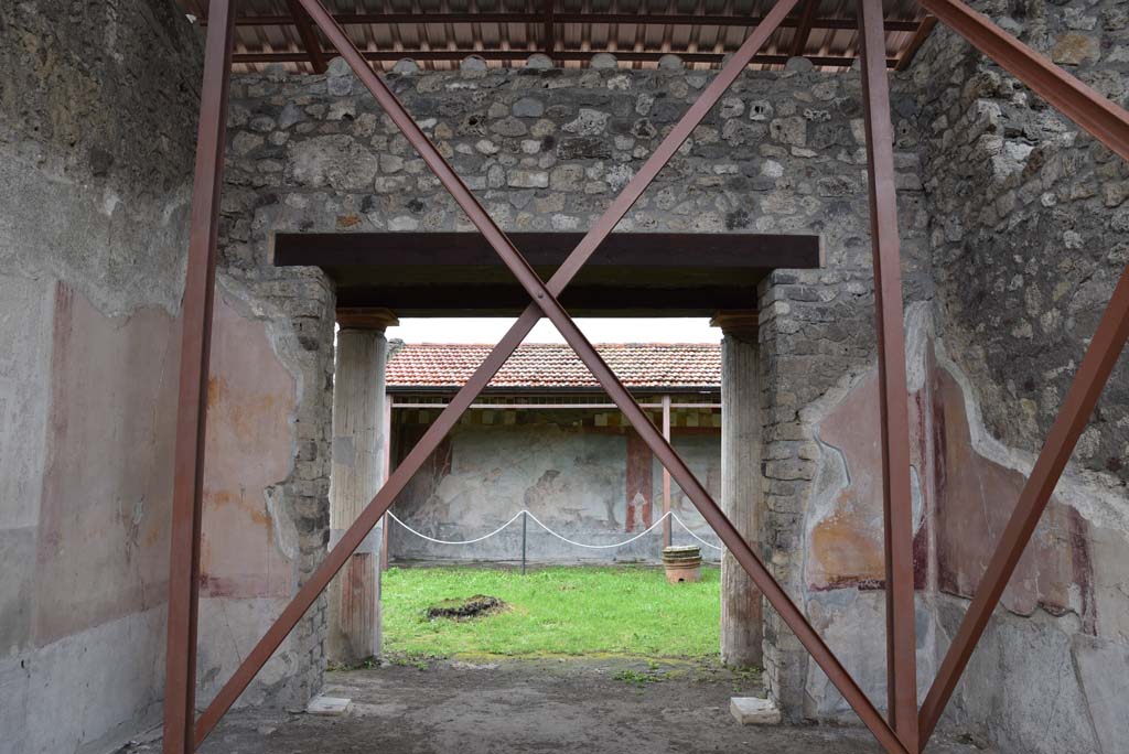 V.4.a Pompeii. March 2018. Room ‘t’, looking north towards doorway and across portico to garden area.
Foto Annette Haug, ERC Grant 681269 DÉCOR.