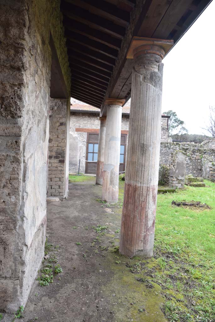 V.4.a Pompeii. March 2018. Room ‘l’ (L), looking west along south portico from near room ‘u’.      
Foto Annette Haug, ERC Grant 681269 DÉCOR