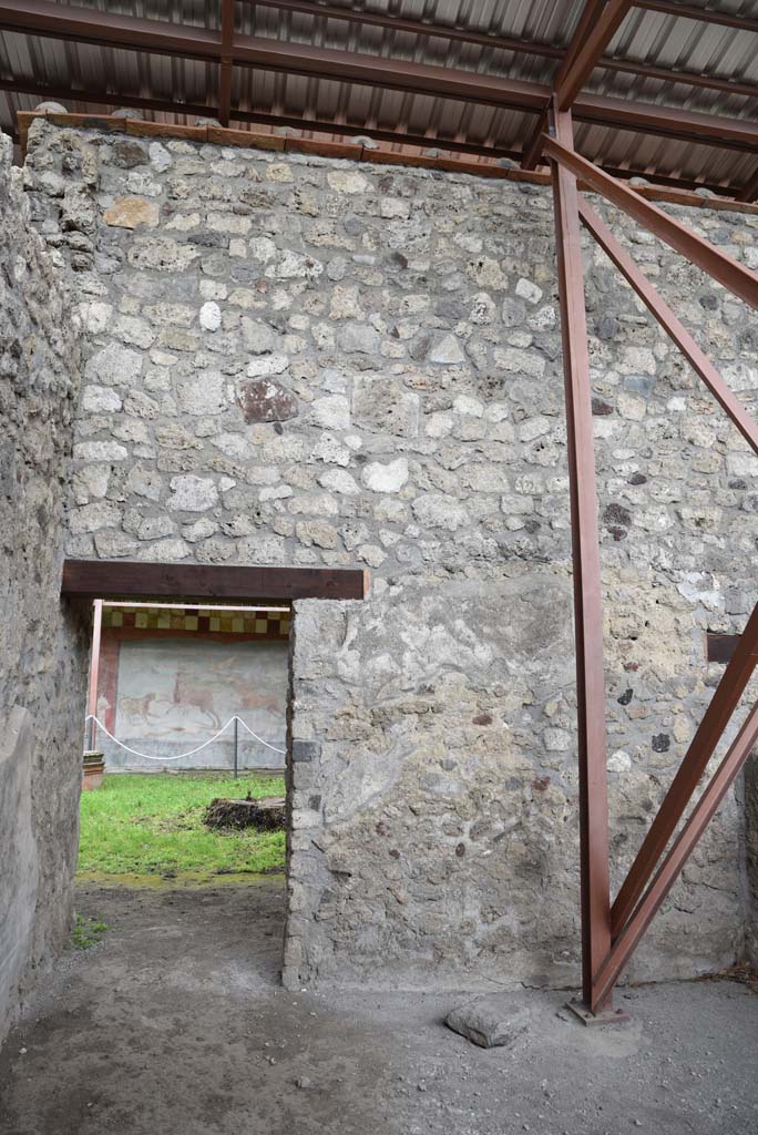 V.4.a Pompeii. March 2018. 
Room ‘u’, looking towards north wall with doorway to garden area.
Foto Annette Haug, ERC Grant 681269 DÉCOR.