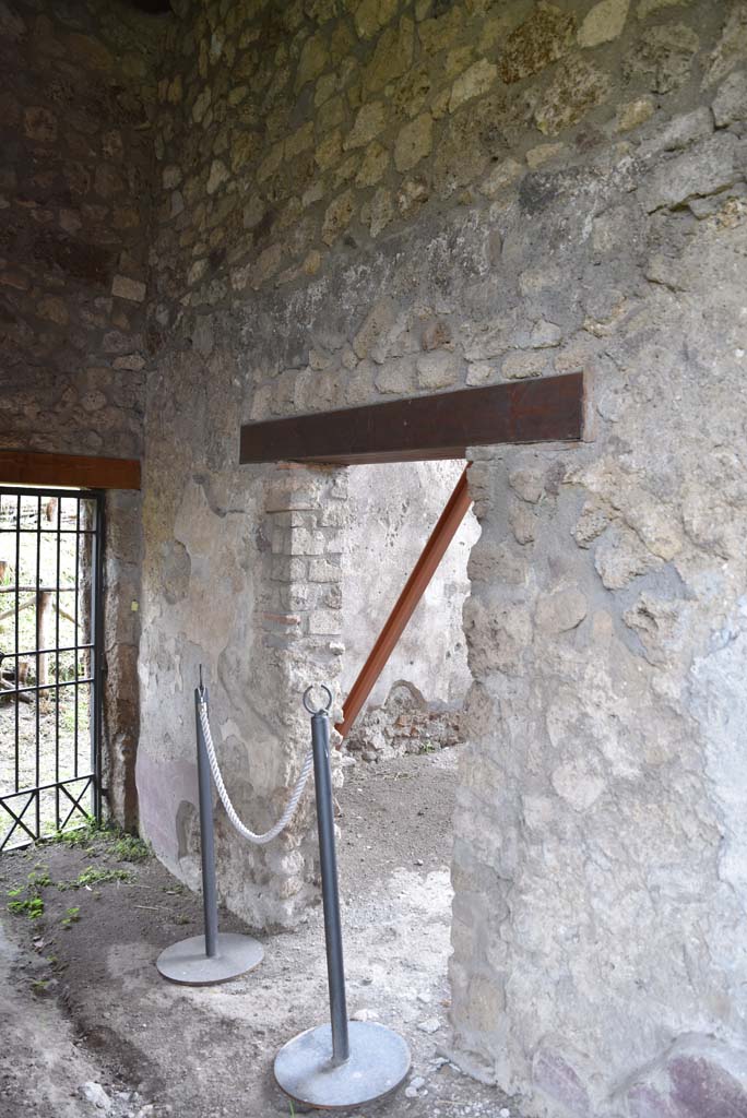 V.4.a Pompeii. March 2018. 
Room v, doorway, in centre. On the left is the entrance doorway at V.4.11.
Foto Annette Haug, ERC Grant 681269 DÉCOR.