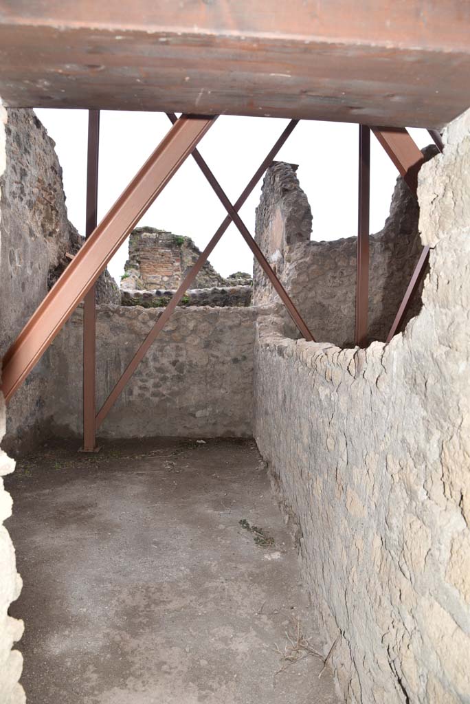 V.4.a Pompeii. March 2018. 
Room ‘v’, looking south through doorway towards south-west corner and west wall.
Foto Annette Haug, ERC Grant 681269 DÉCOR.