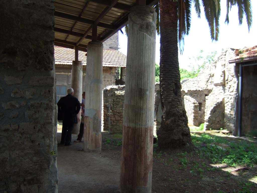 V.4.a Pompeii. May 2006. Looking north-west across the garden area, from south-east side.