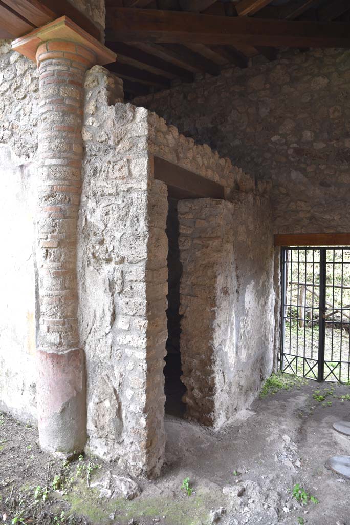 V.4.a Pompeii. March 2018. 
Room ‘x’, doorway on north side of rear entrance doorway at V.4.11, on right.
Foto Annette Haug, ERC Grant 681269 DÉCOR.