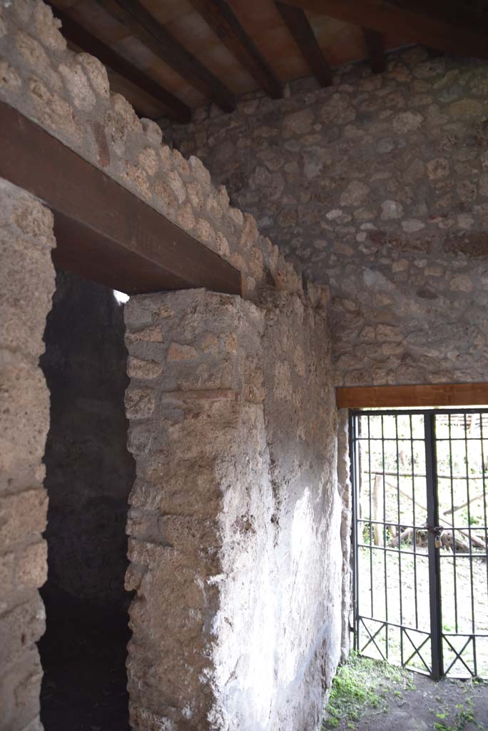 V.4.a Pompeii. March 2018. 
Room ‘x’, doorway on left, looking east to rear entrance doorway at V.4.11.
Foto Annette Haug, ERC Grant 681269 DÉCOR.