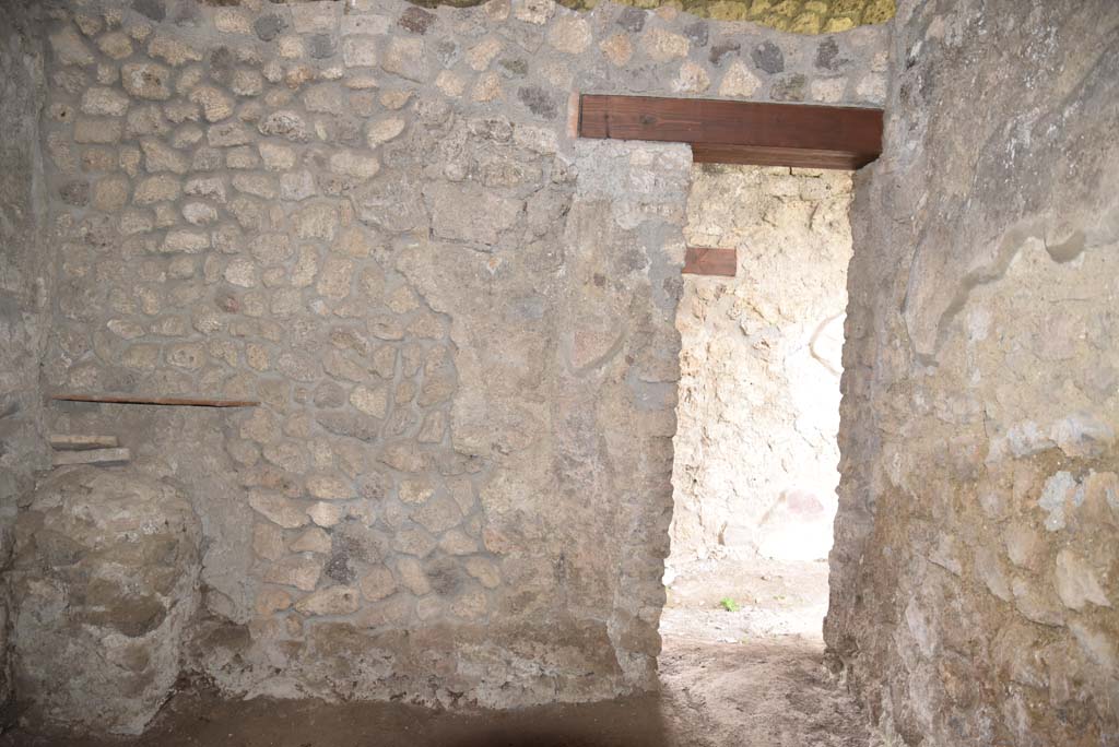 V.4.a Pompeii. March 2018. Room ‘x’, south wall with doorway. 
Foto Annette Haug, ERC Grant 681269 DÉCOR.