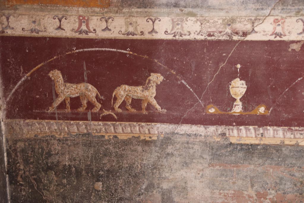 V.4.a Pompeii. October 2023. 
Room ‘h’, detail from painted predella above zoccolo on north wall at west end. Photo courtesy of Klaus Heese.