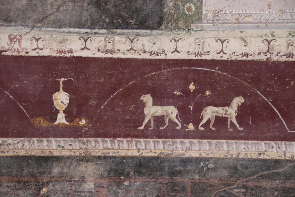 V.4.a Pompeii. October 2023. 
Room ‘h’, detail from painted predella above zoccolo on north wall on west side of central panel. Photo courtesy of Klaus Heese.