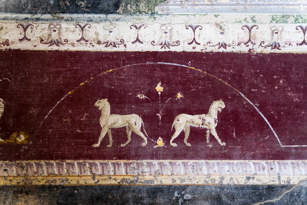 V.4.a Pompeii. January 2023. 
Room ‘h’, detail from painted predella above zoccolo on north wall on west side of central panel. Photo courtesy of Johannes Eber