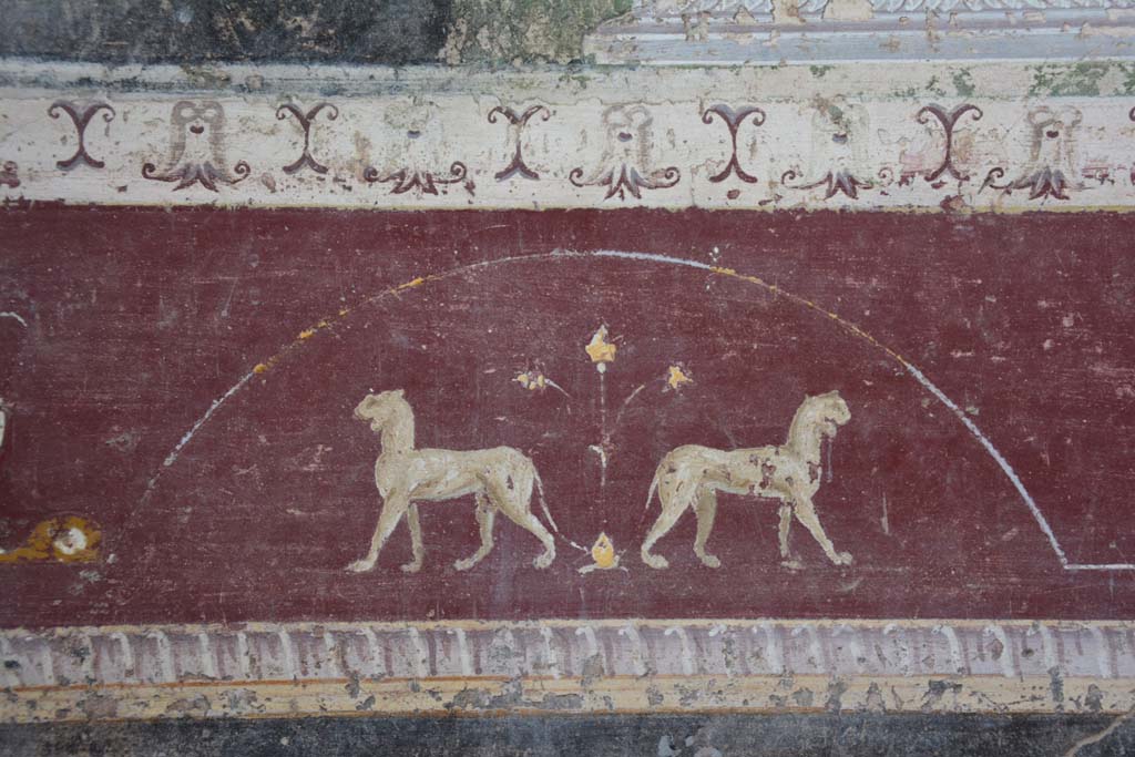 V.4.a Pompeii. March 2018. Room ‘h’, detail from painted predella above zoccolo on north wall on west side of central panel.
Foto Annette Haug, ERC Grant 681269 DÉCOR.