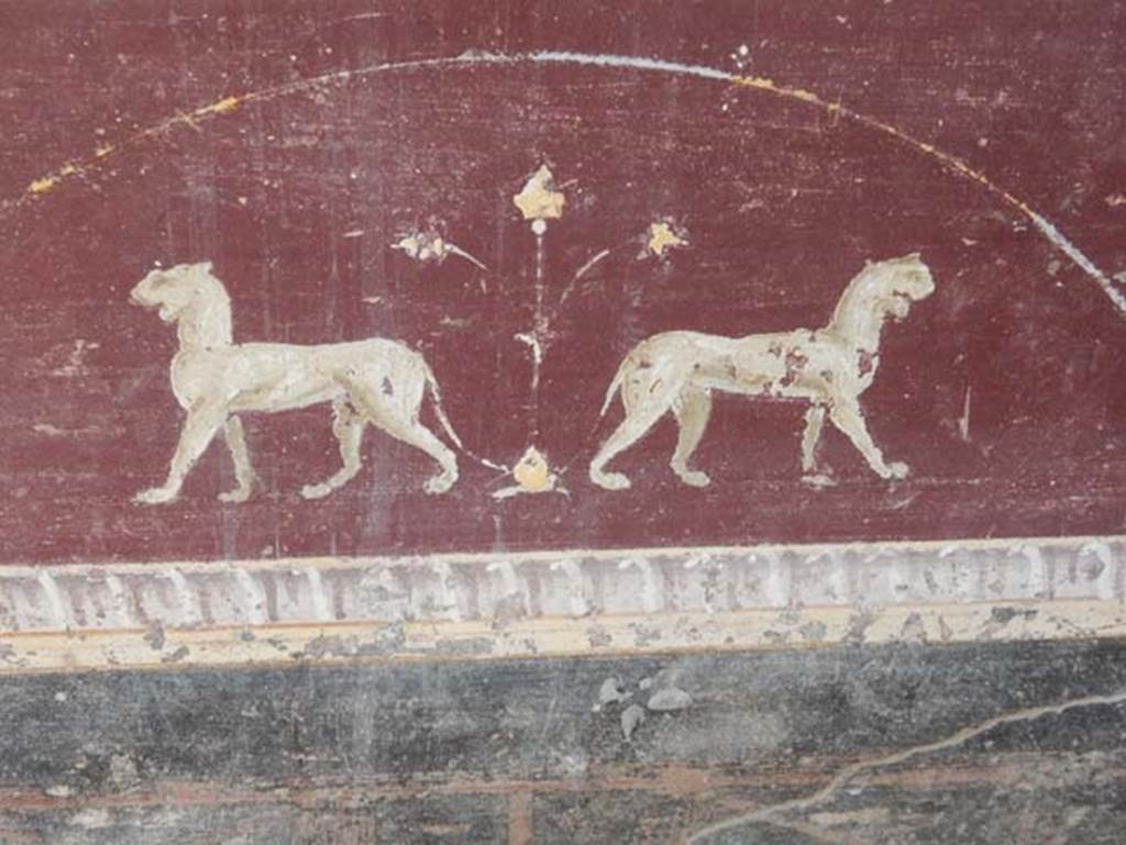 V.4.a Pompeii. May 2015. Detail of two panthers with flower from predella on west end of north wall in tablinum. Photo courtesy of Buzz Ferebee.