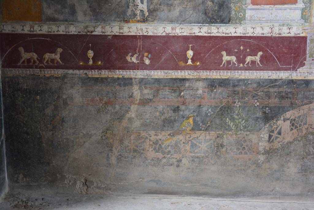 V.4.a Pompeii. March 2018. Room ‘h’, black zoccolo with painted garden scene, on lower north wall at west end.
Foto Annette Haug, ERC Grant 681269 DÉCOR.