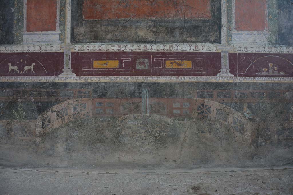 V.4.a Pompeii. March 2019. Room ‘h’, predella and zoccolo below central panel on north wall.
Foto Annette Haug, ERC Grant 681269 DÉCOR.