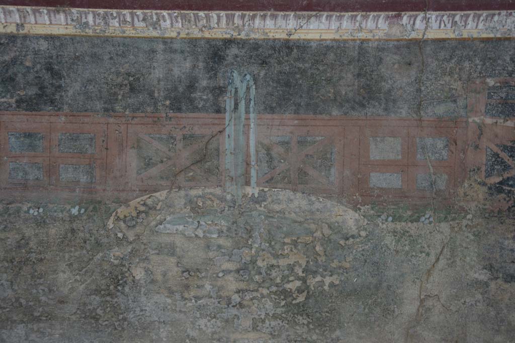 V.4.a Pompeii. March 2019. Room ‘h’, detail of fountain from centre of zoccolo on north wall. 
Foto Annette Haug, ERC Grant 681269 DÉCOR.